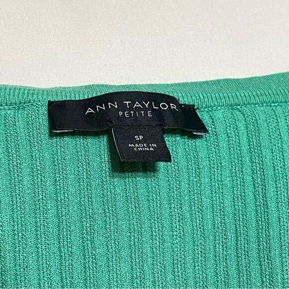 Ann Taylor SP Green Ruffled Sleeveless Top - Picture 3 of 9